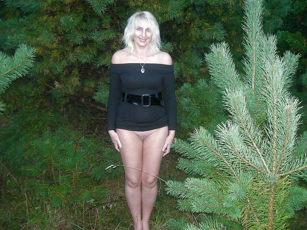 10P Milf in Car showing off