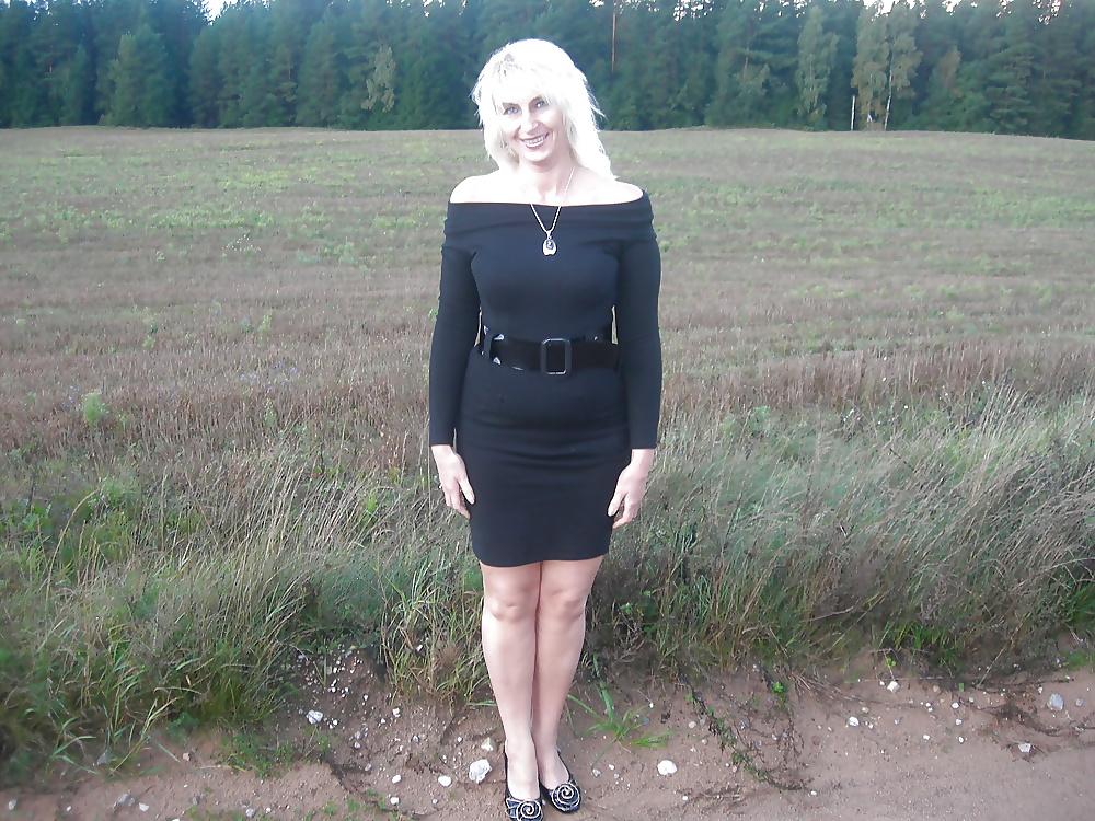 10P Milf in Car showing off