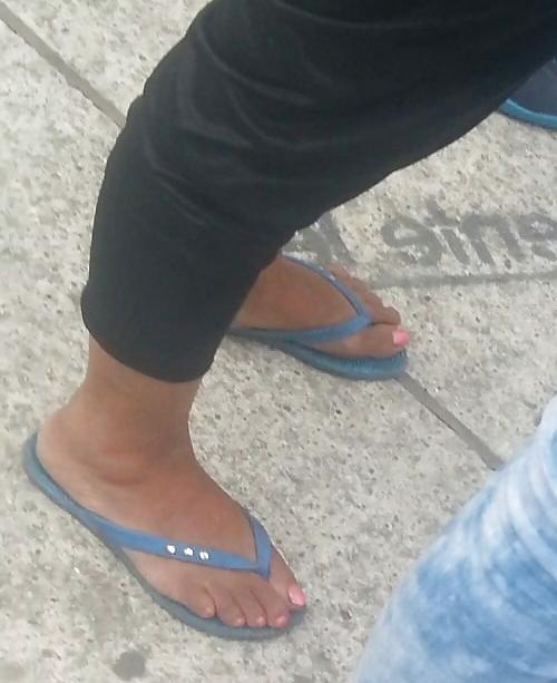25P Spy feet, legs, foot, ankle, fingers romanian
