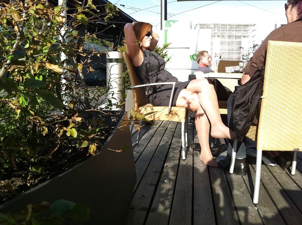 5P Candid pantyhose feet of lady