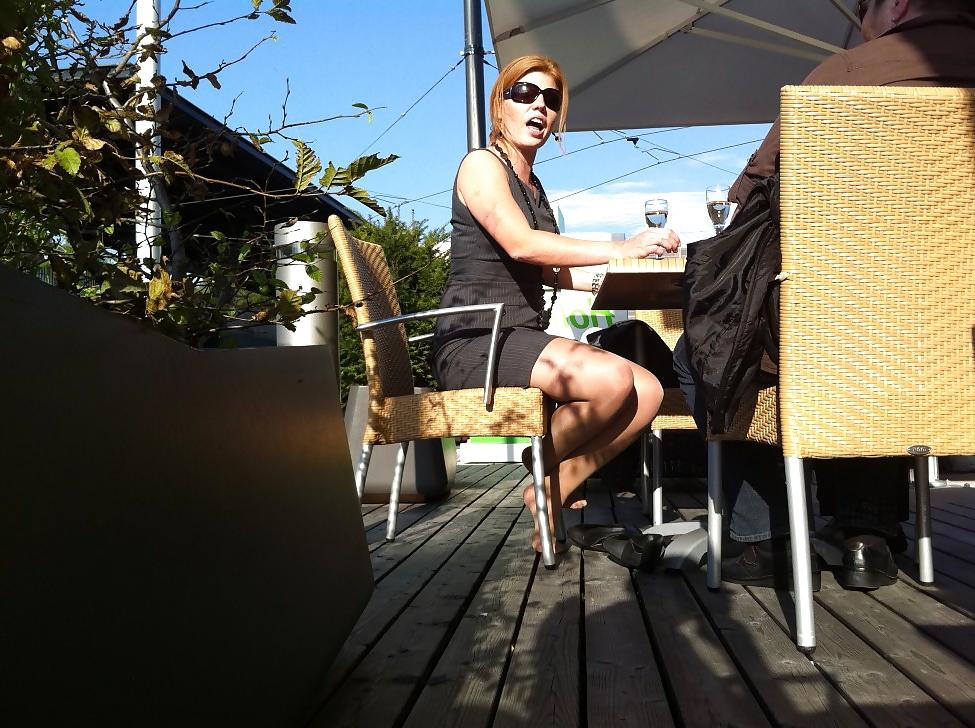 5P Candid pantyhose feet of lady
