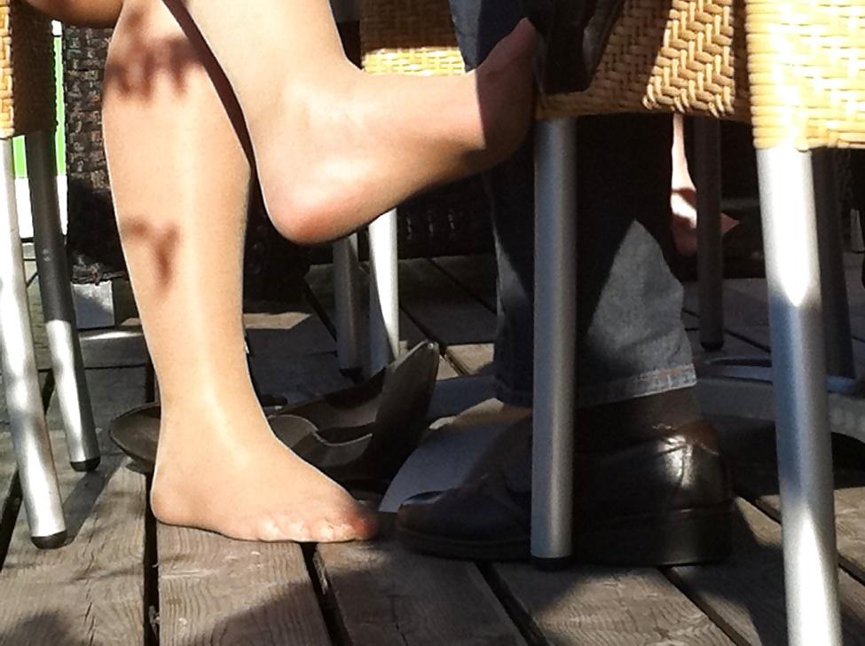 5P Candid pantyhose feet of lady