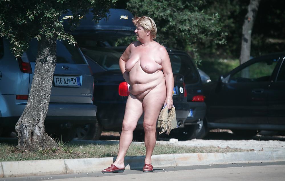 16P Camping nudist