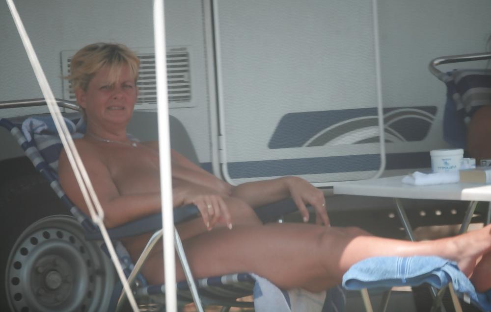 16P Camping nudist
