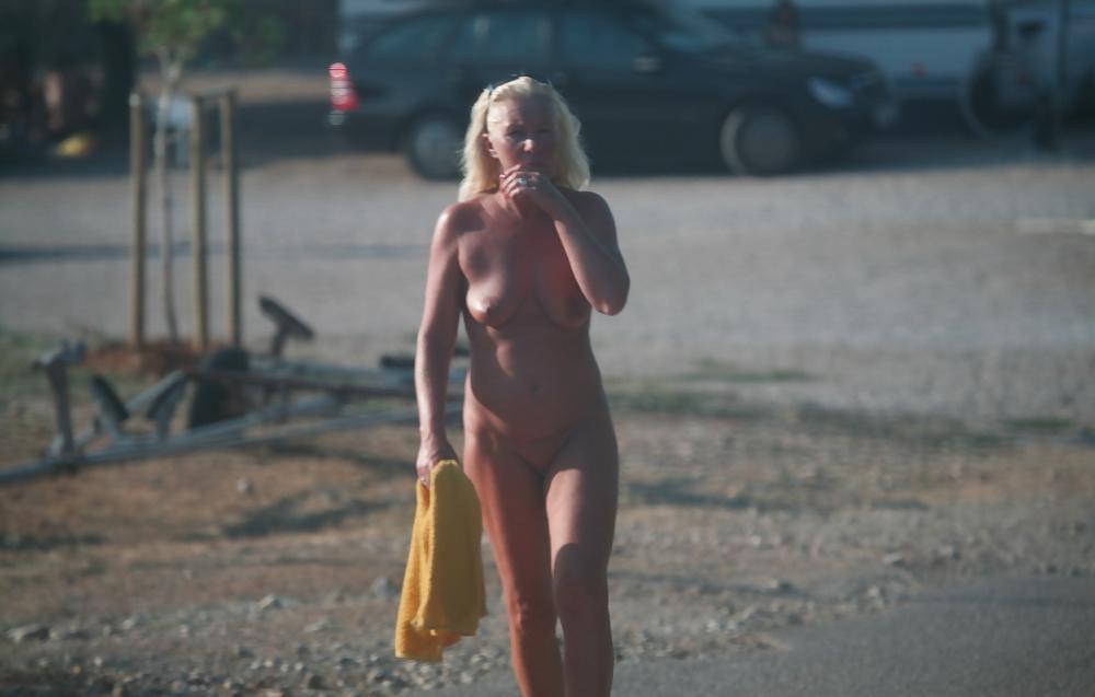 16P Camping nudist