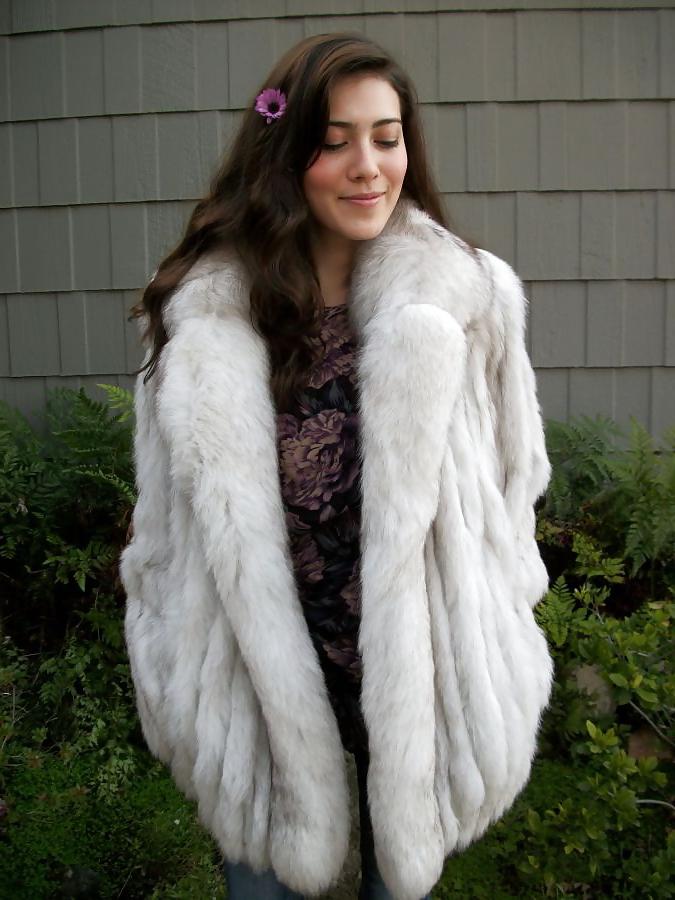 25P Hot chicks in fur coats and fur vests