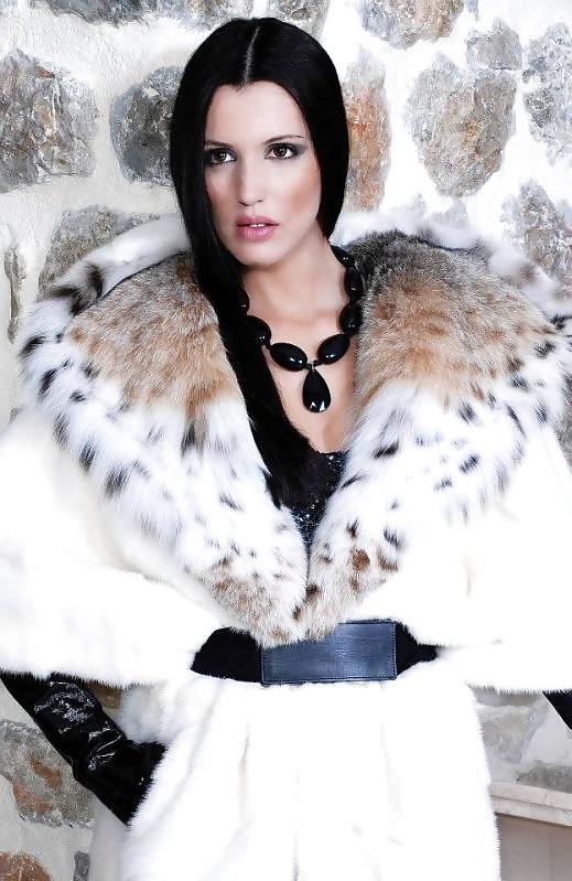25P Hot chicks in fur coats and fur vests