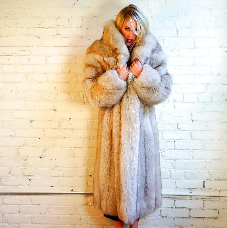25P Hot chicks in fur coats and fur vests