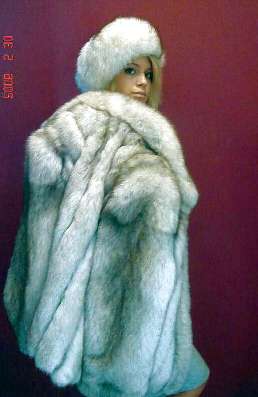 25P Hot chicks in fur coats and fur vests