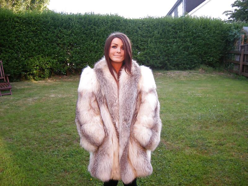 25P Hot chicks in fur coats and fur vests