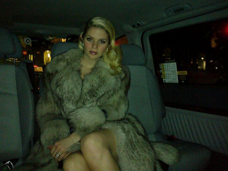 25P Hot chicks in fur coats and fur vests