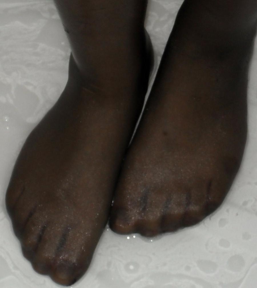 25P Washing Her Pantyhose Legs + Feet In The Shower