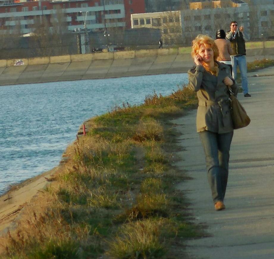 25P Spy sexy old + young in street romanian