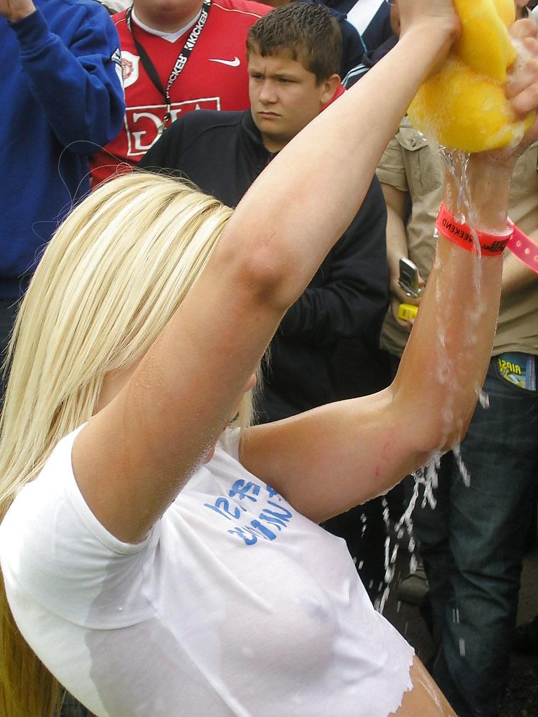 11P UK Car Wash Babes