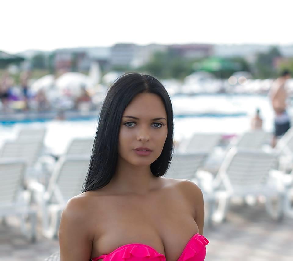 19P Sexy brunette perfect body hot ass