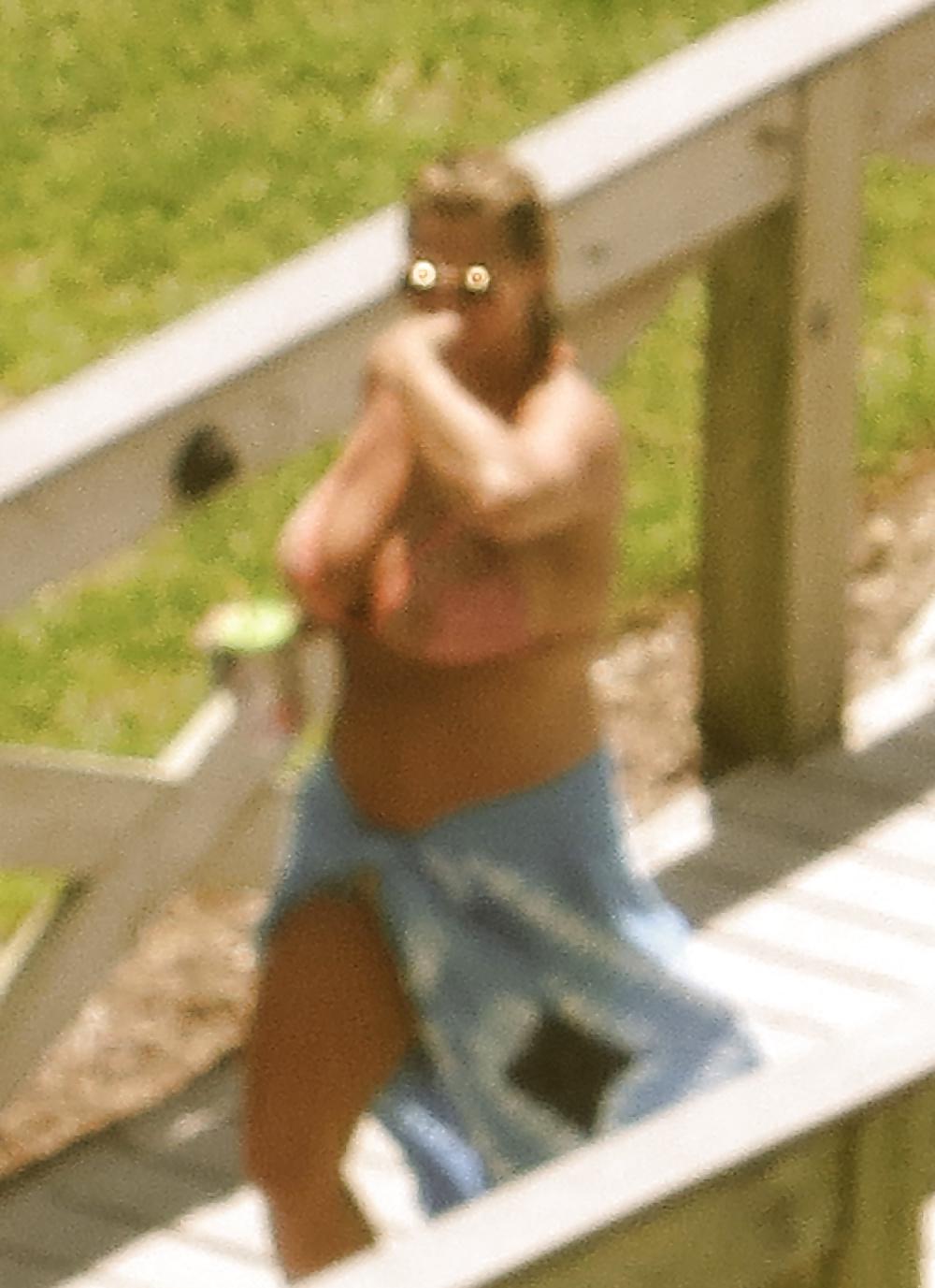 10P Candid Huge Tits Beach MILF
