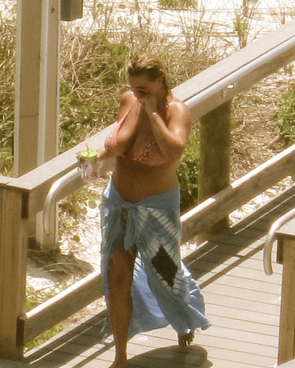 10P Candid Huge Tits Beach MILF