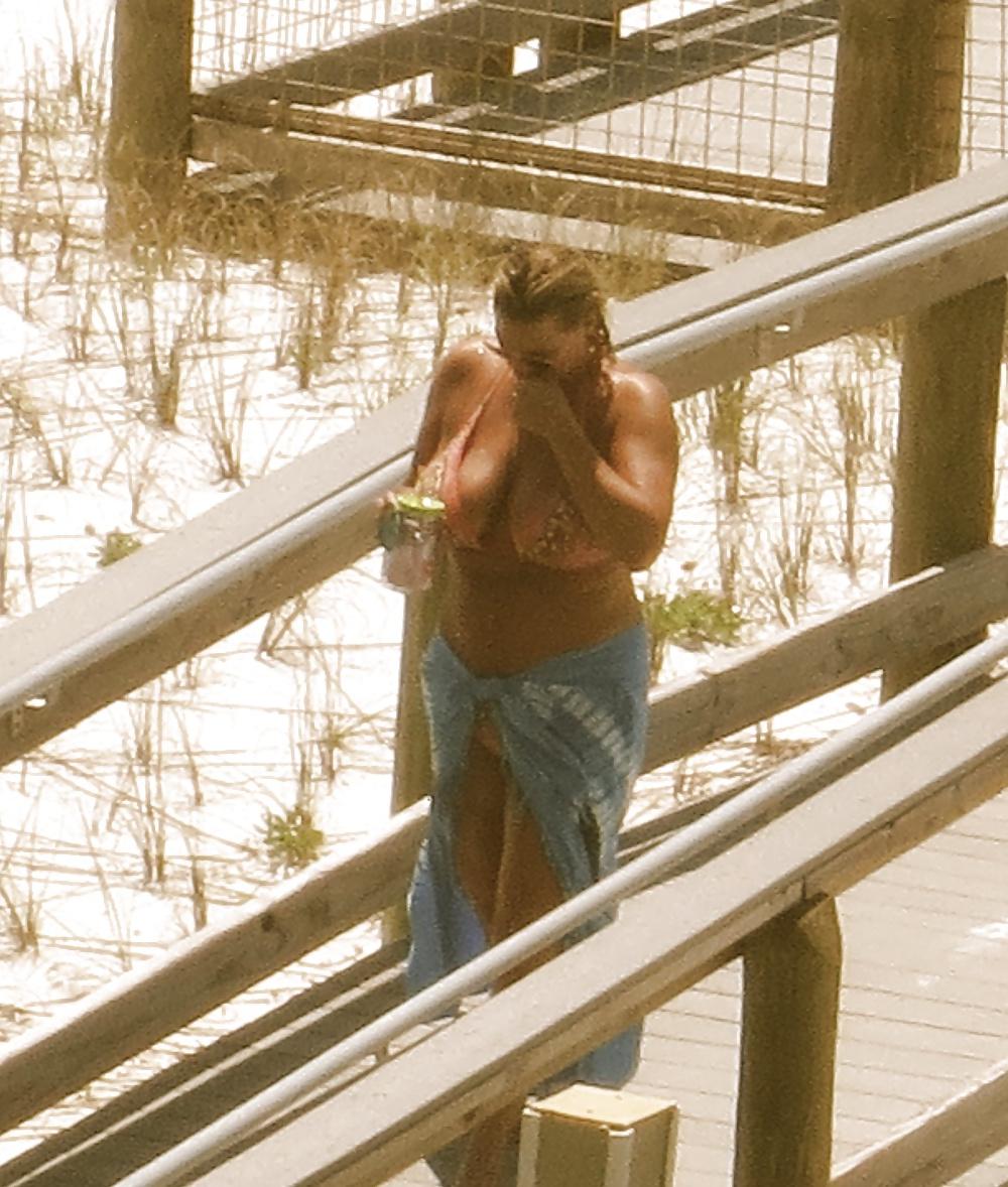 10P Candid Huge Tits Beach MILF