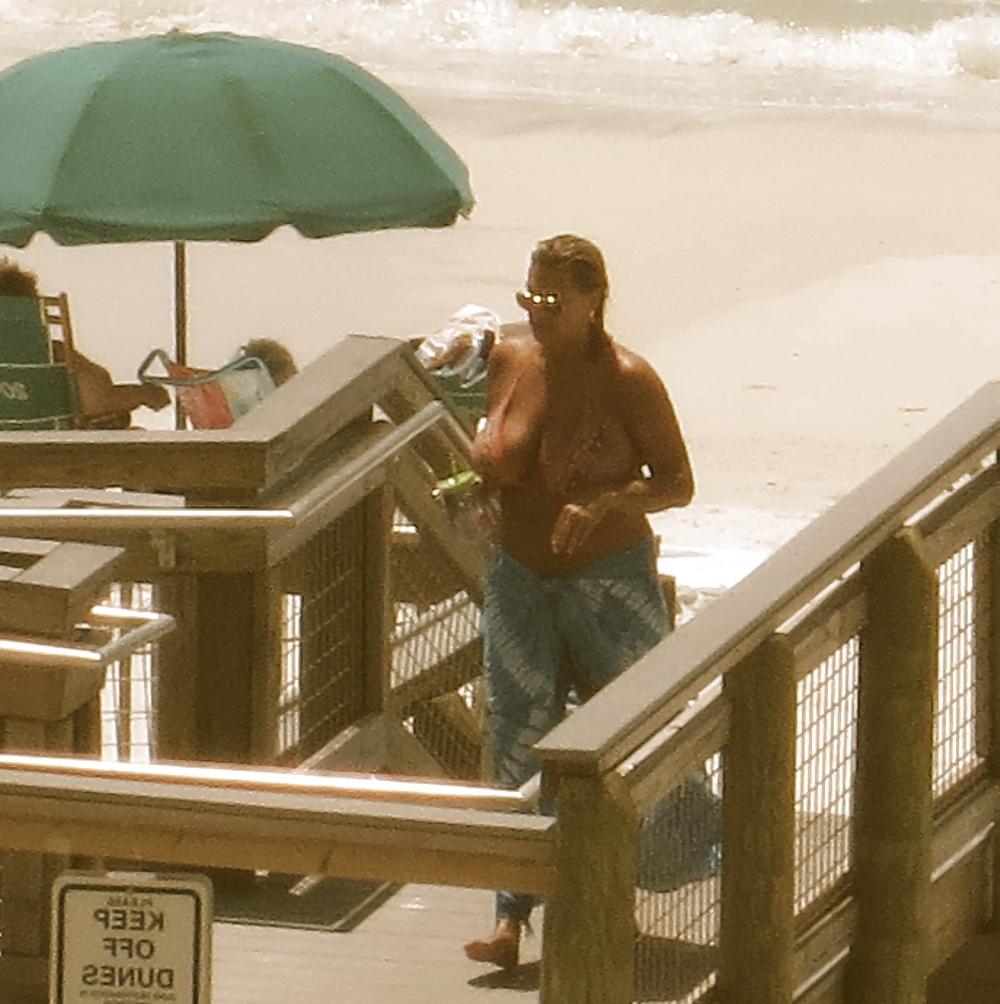 10P Candid Huge Tits Beach MILF