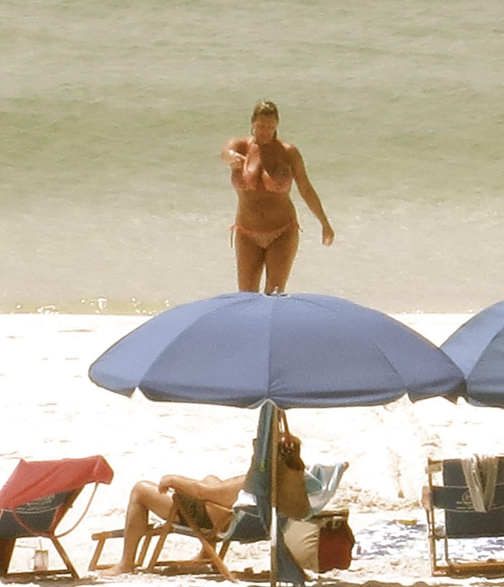 10P Candid Huge Tits Beach MILF