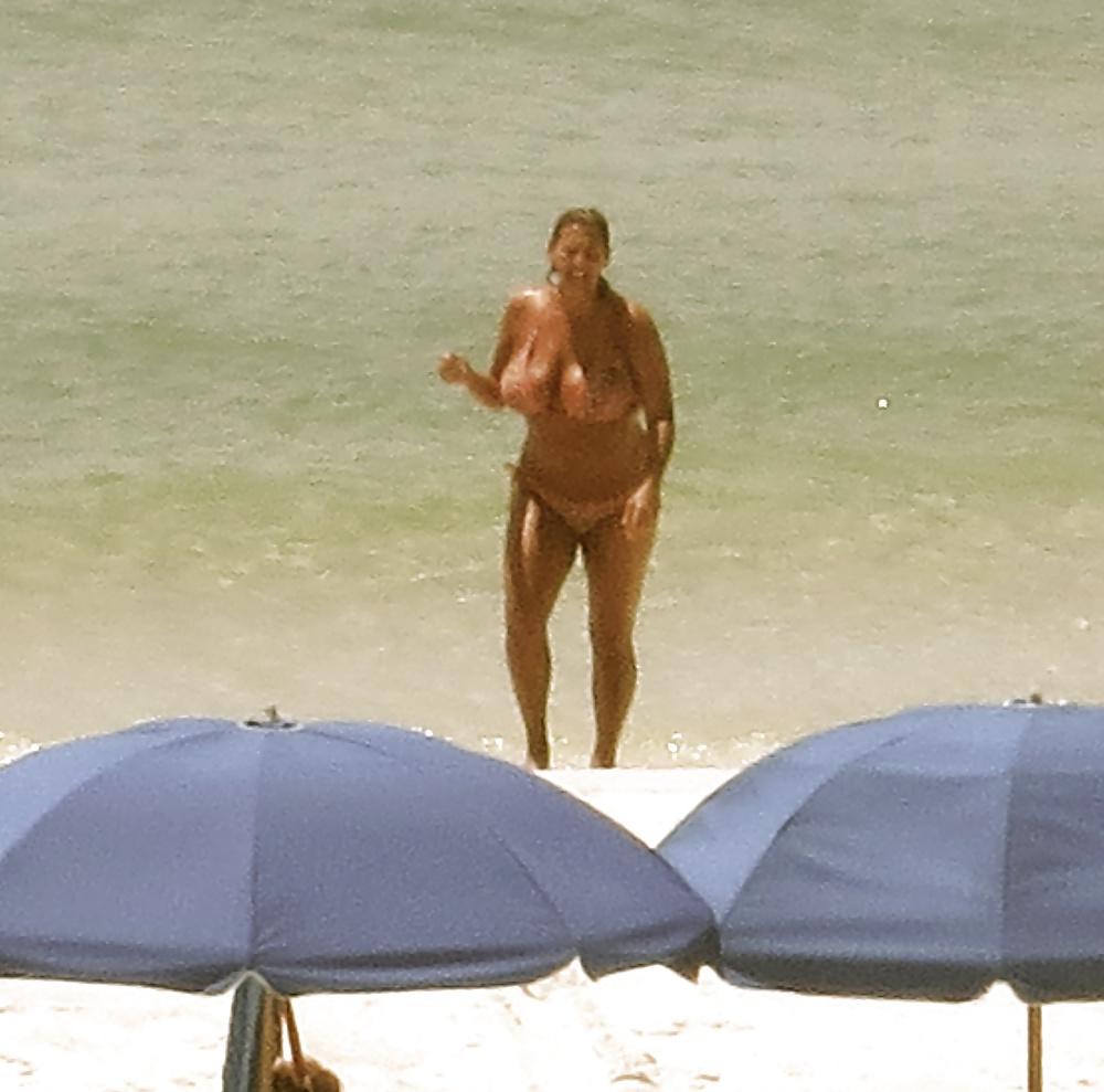 10P Candid Huge Tits Beach MILF