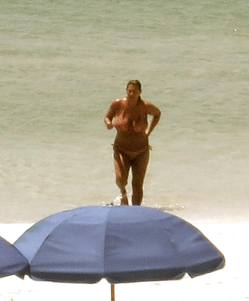 10P Candid Huge Tits Beach MILF