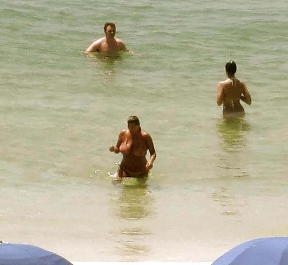 10P Candid Huge Tits Beach MILF