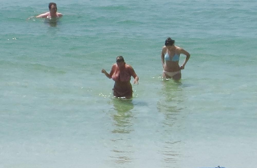 10P Candid Huge Tits Beach MILF