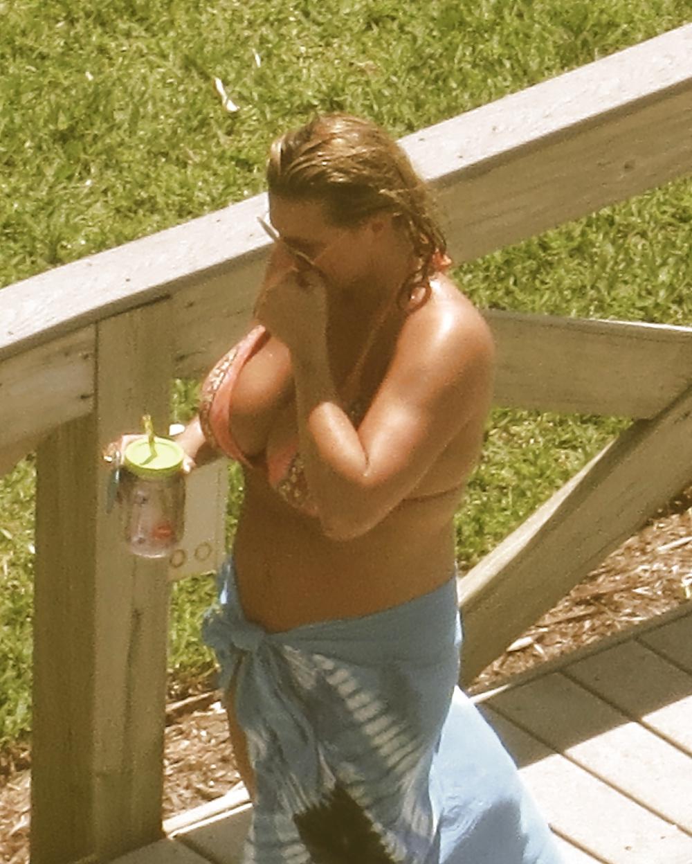 10P Candid Huge Tits Beach MILF