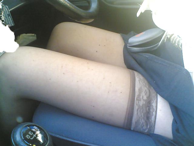 12P MA MATURE SALOPE EXHIBE EN VOITURE UPSKIRT IN CAR EXHIBE