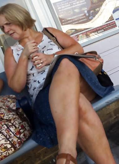 4P Candid mature flashing thighs