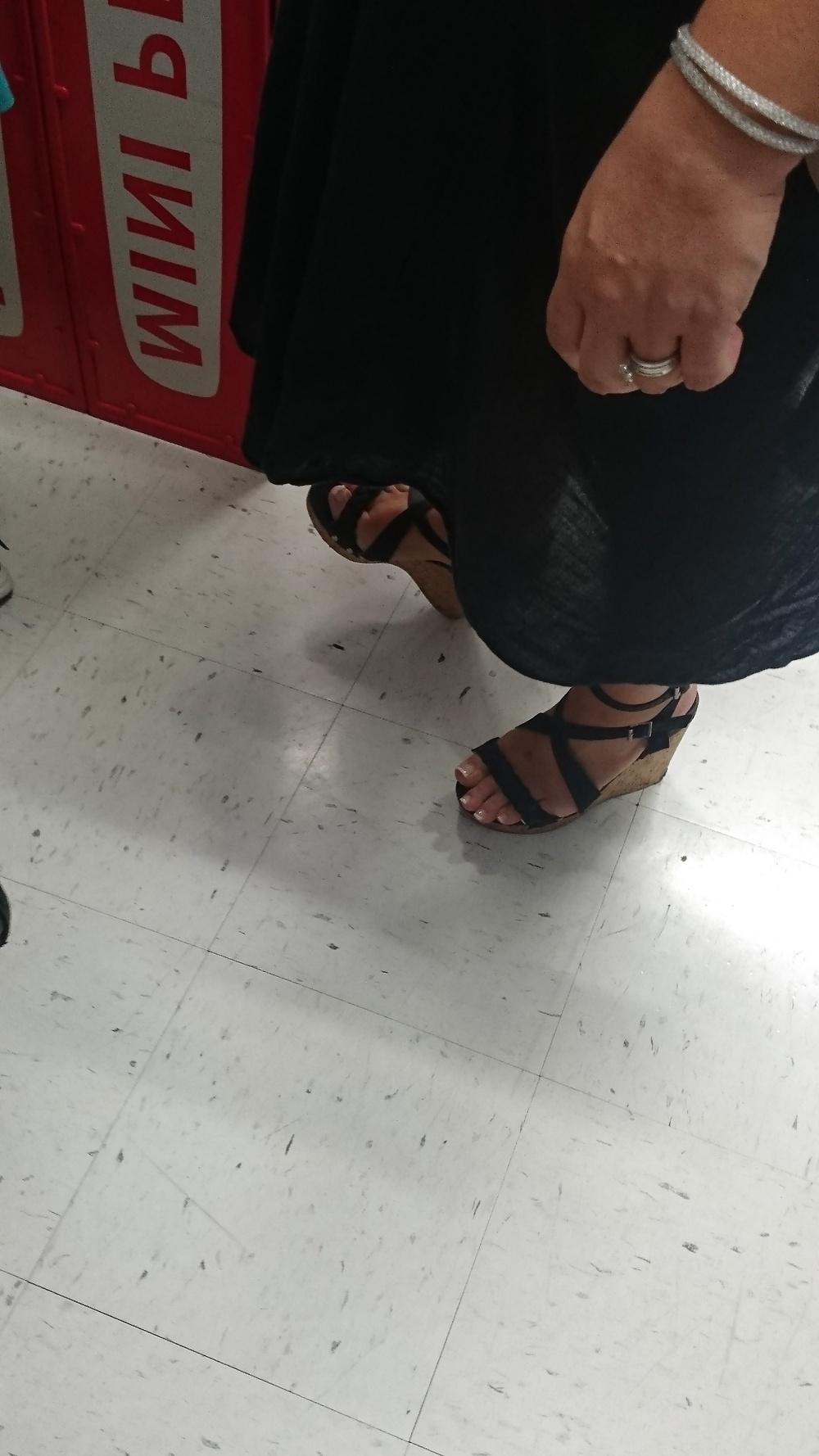 21P Candid heels feet and legs in supermarket 2
