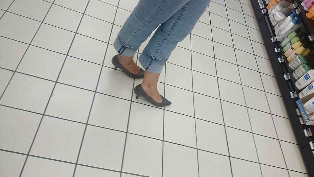 21P Candid heels feet and legs in supermarket 2