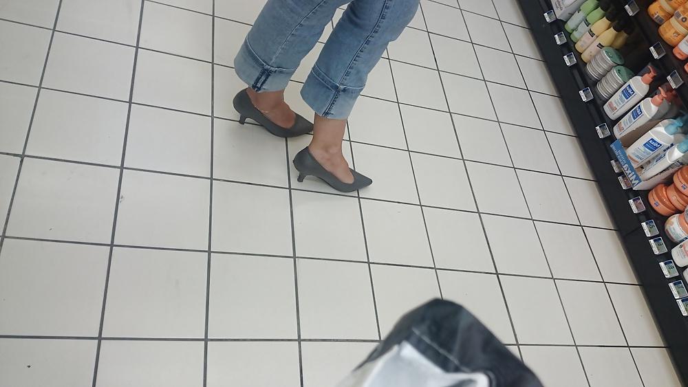 21P Candid heels feet and legs in supermarket 2