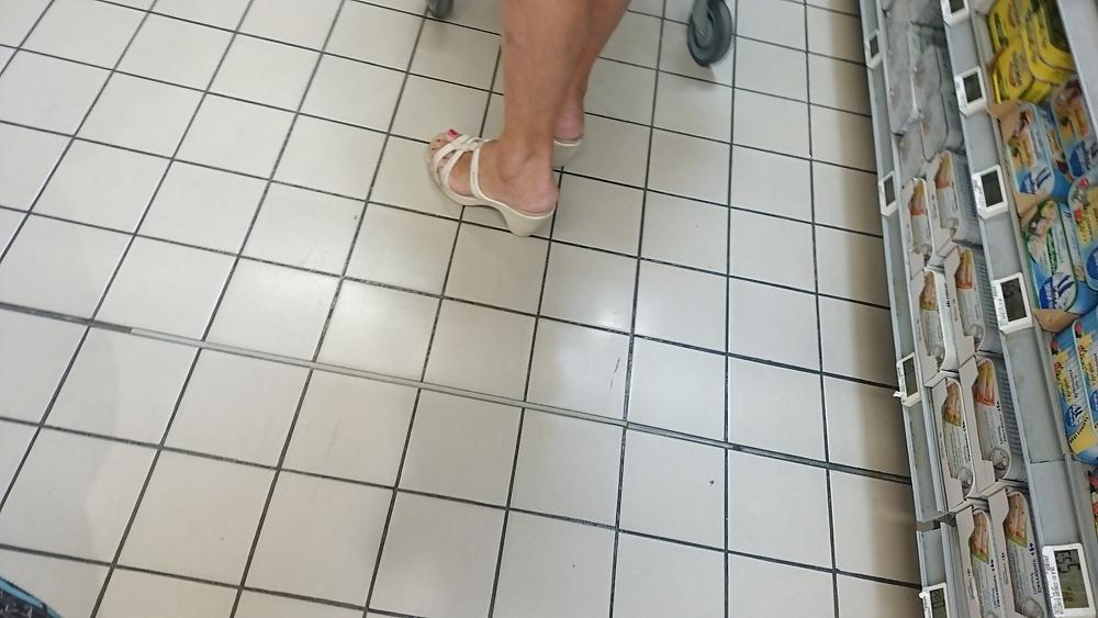21P Candid heels feet and legs in supermarket 2