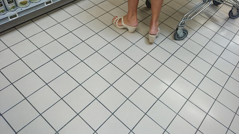 21P Candid heels feet and legs in supermarket 2