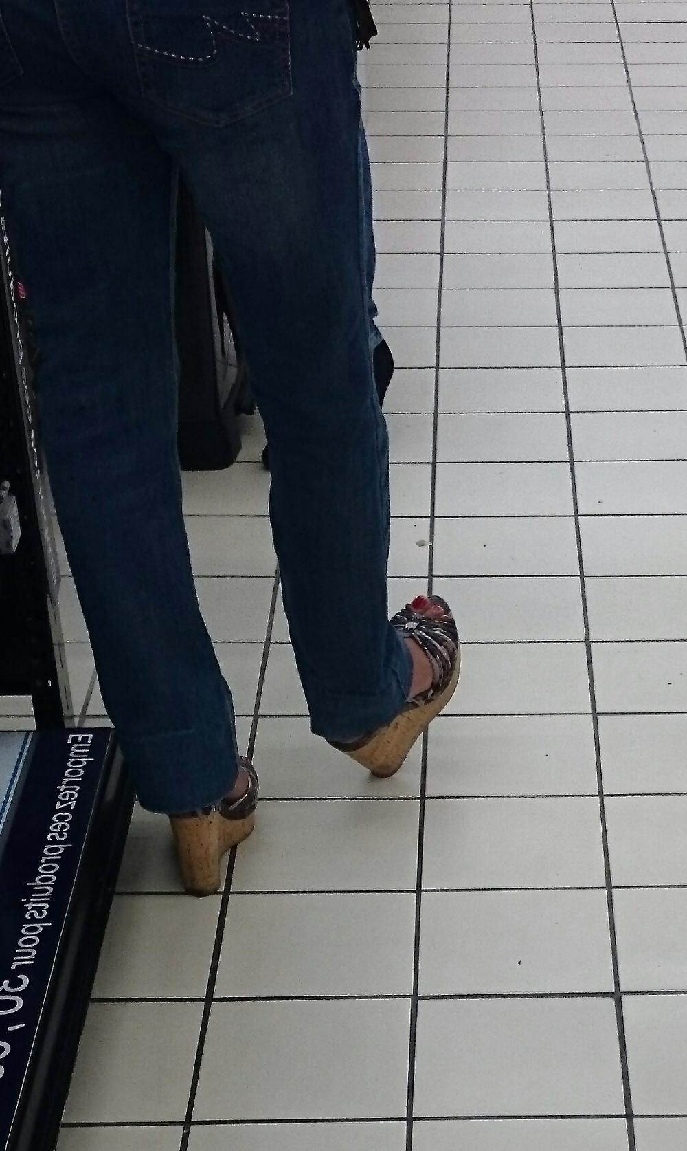 21P Candid heels feet and legs in supermarket 2