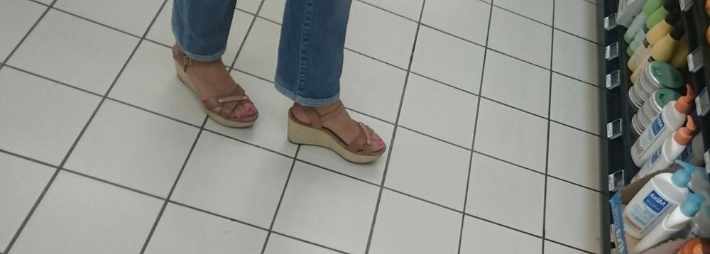 21P Candid heels feet and legs in supermarket 2