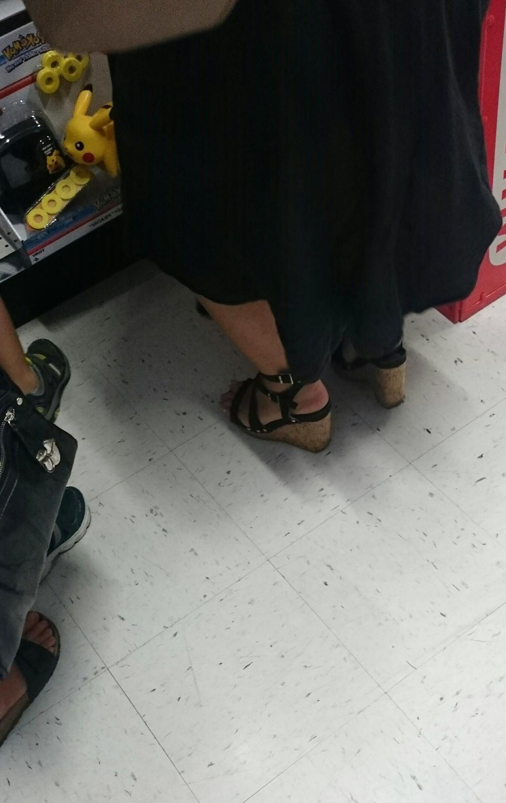 21P Candid heels feet and legs in supermarket 2