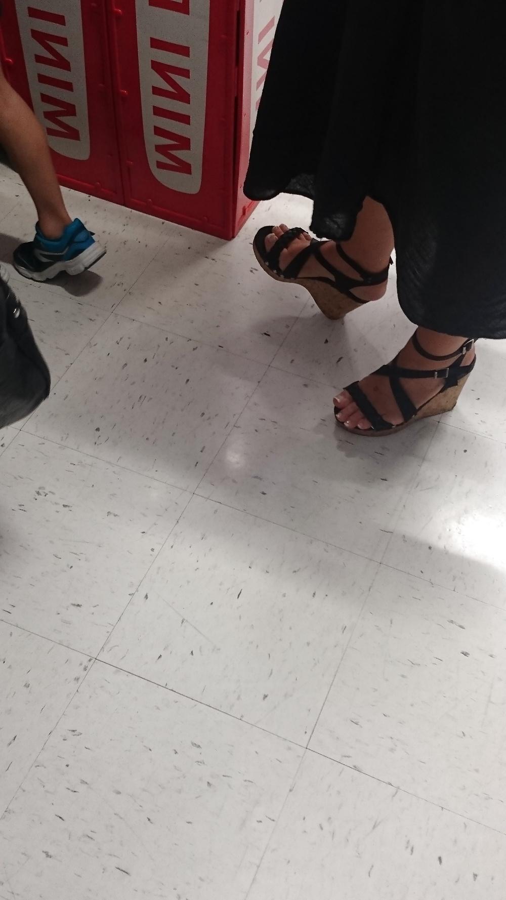 21P Candid heels feet and legs in supermarket 2