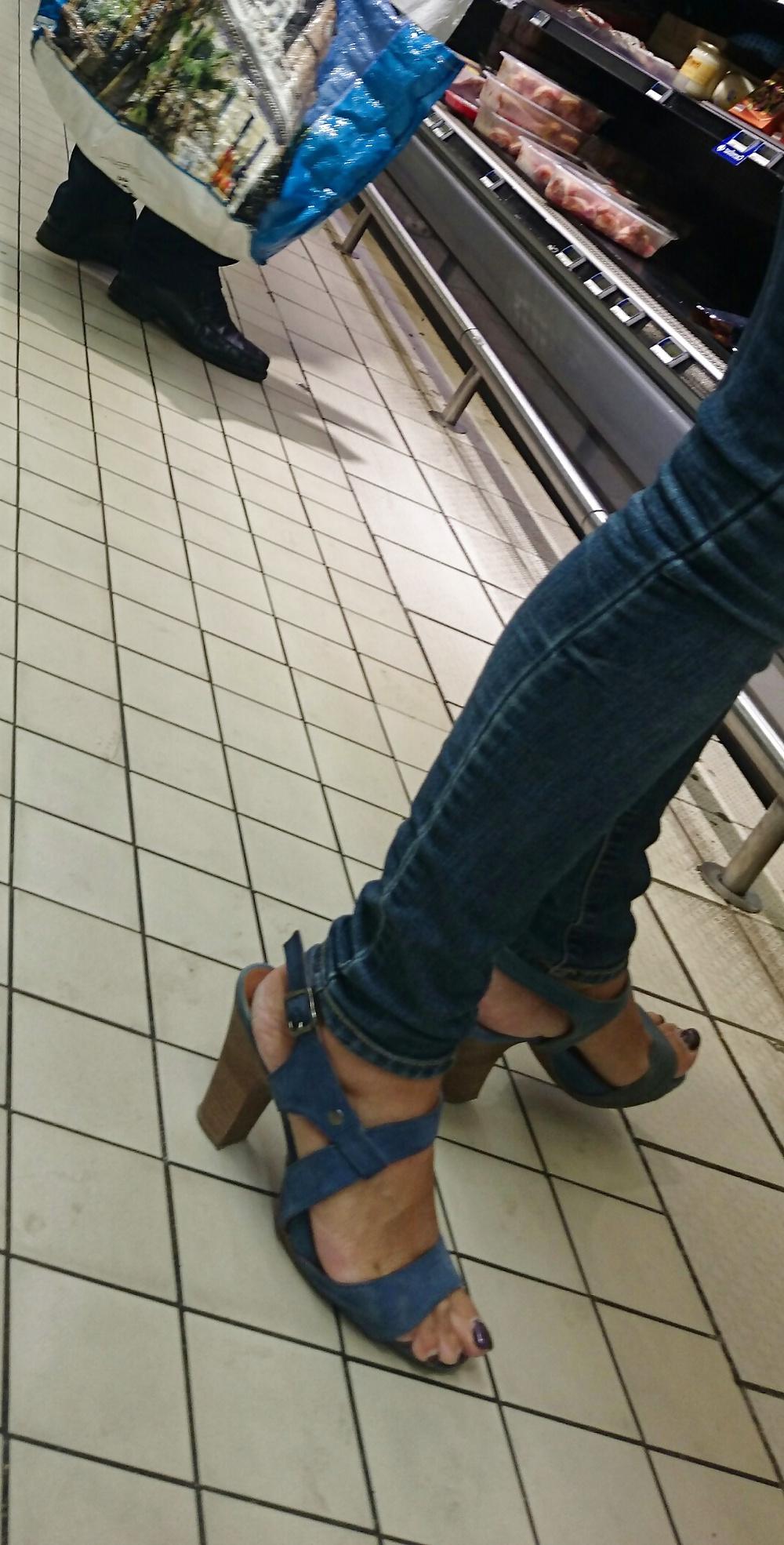 21P Candid heels feet and legs in supermarket 2