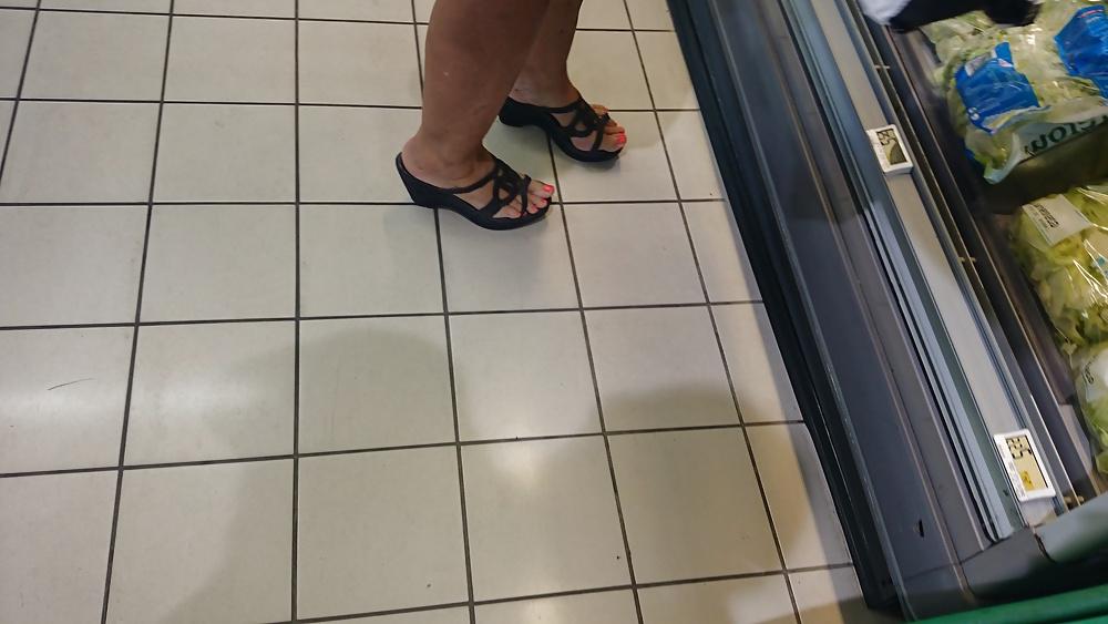 21P Candid heels feet and legs in supermarket 2