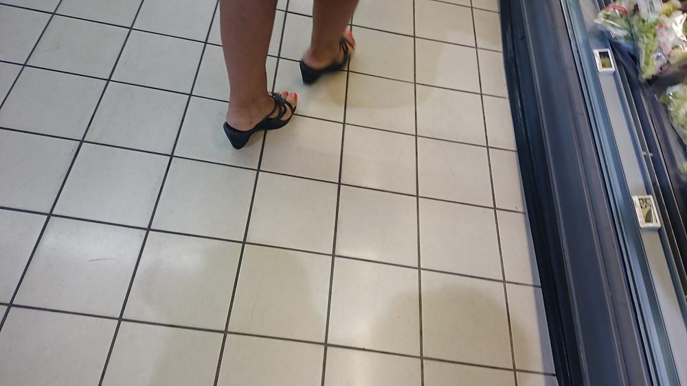 21P Candid heels feet and legs in supermarket 2