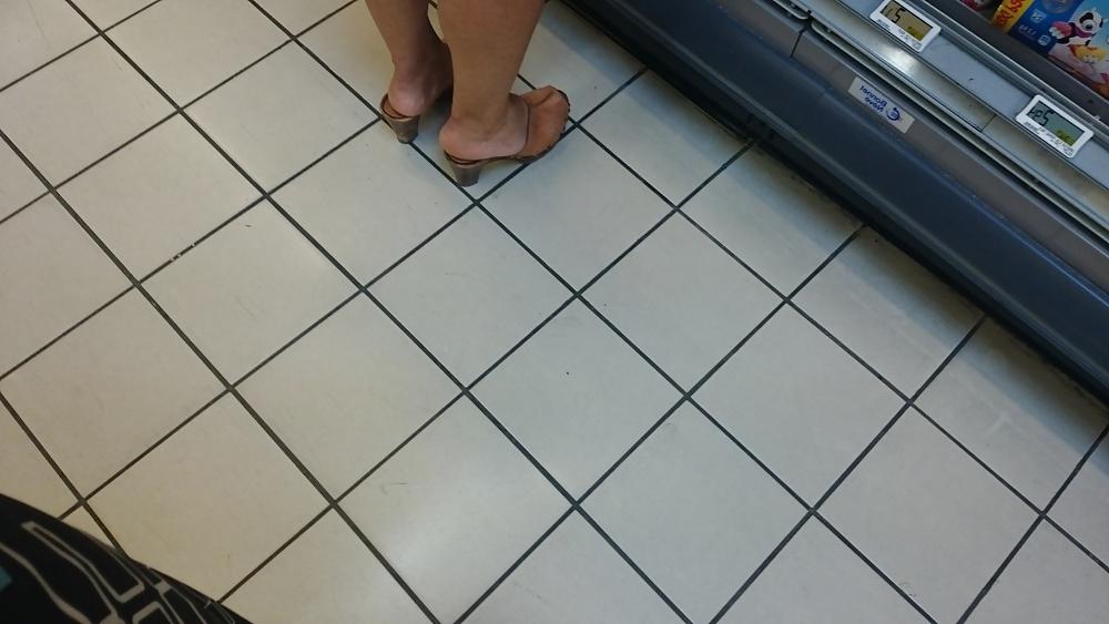 21P Candid heels feet and legs in supermarket 2
