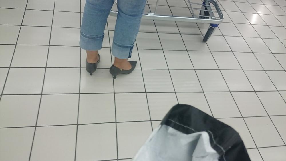 21P Candid heels feet and legs in supermarket 2