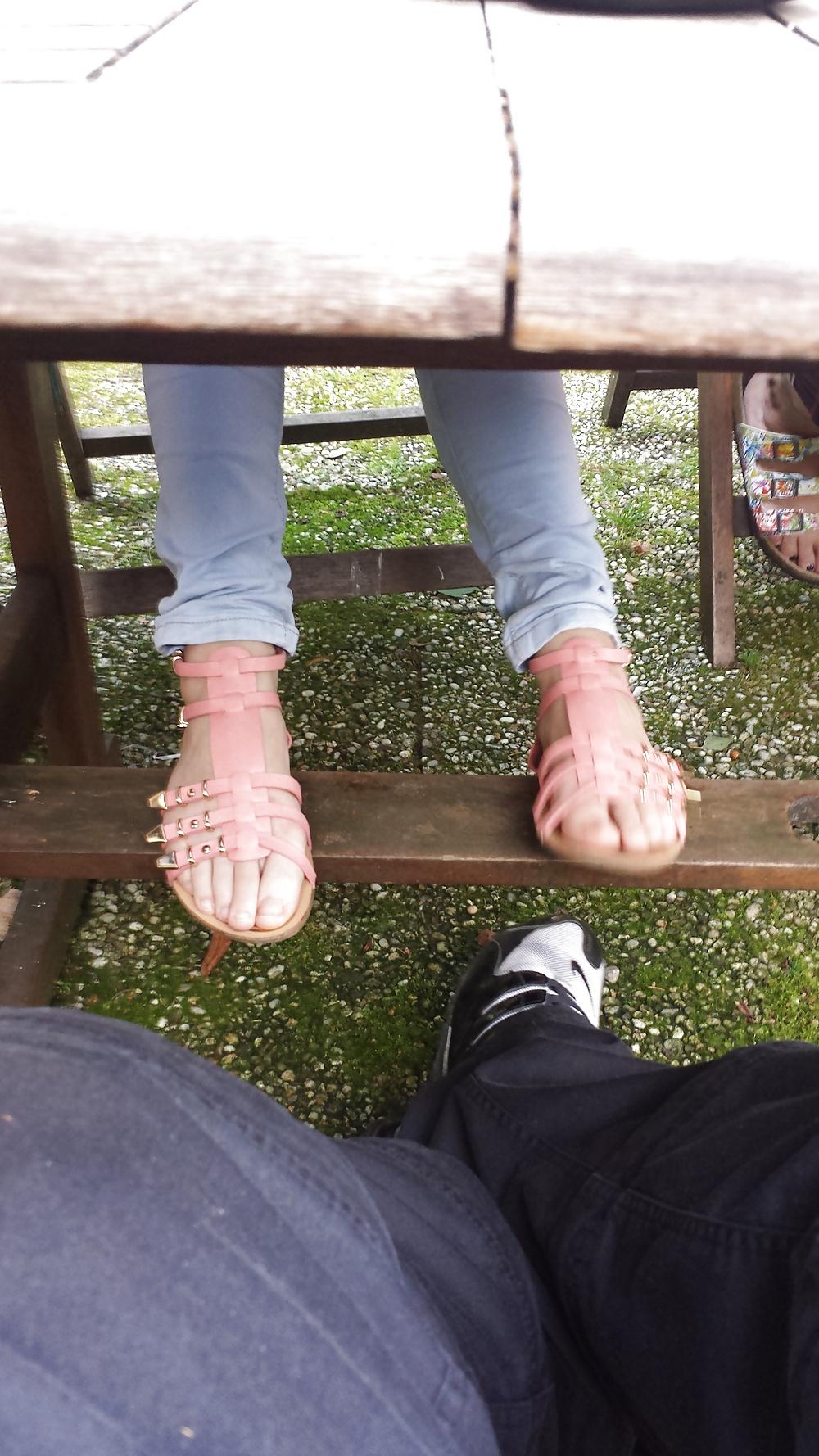 12P Heimlich Fuesse der Feundin erwischt, voyeur teen feet
