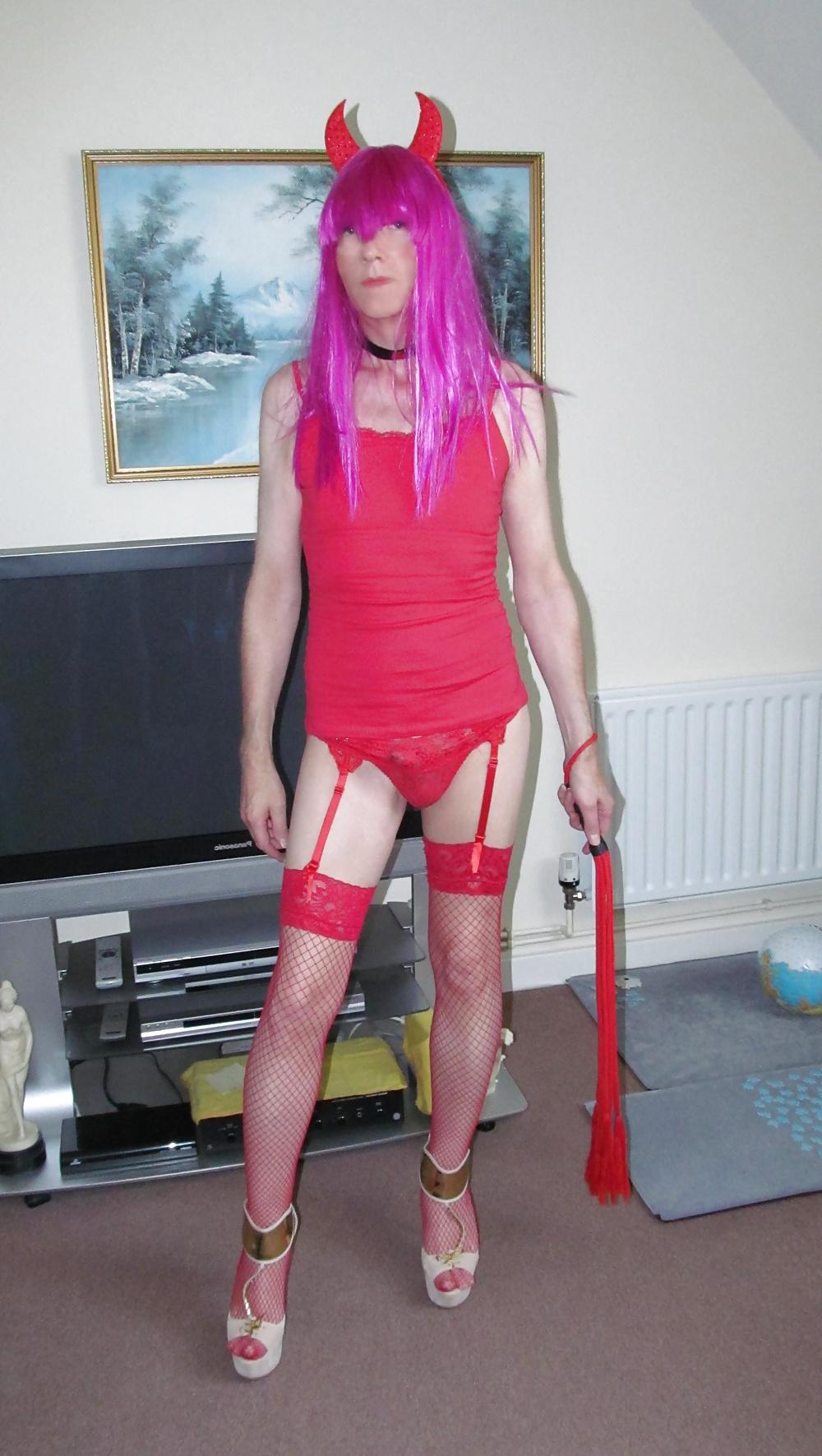 24P Dominatrix Suzi sucks 