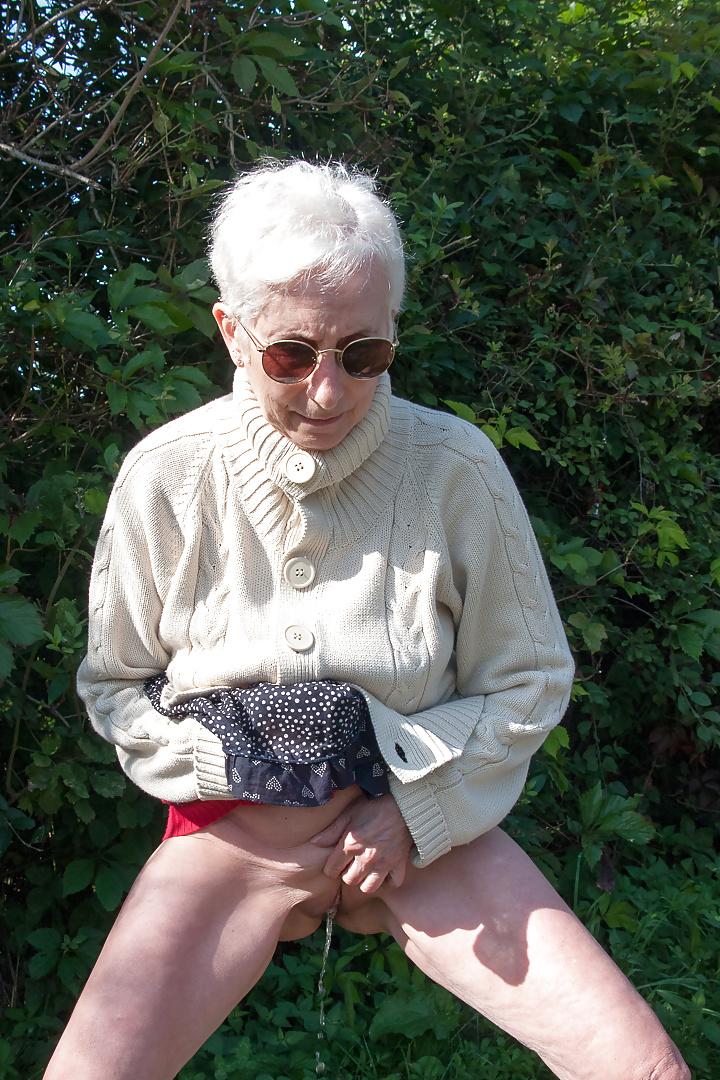 15P Romy 67yo in country