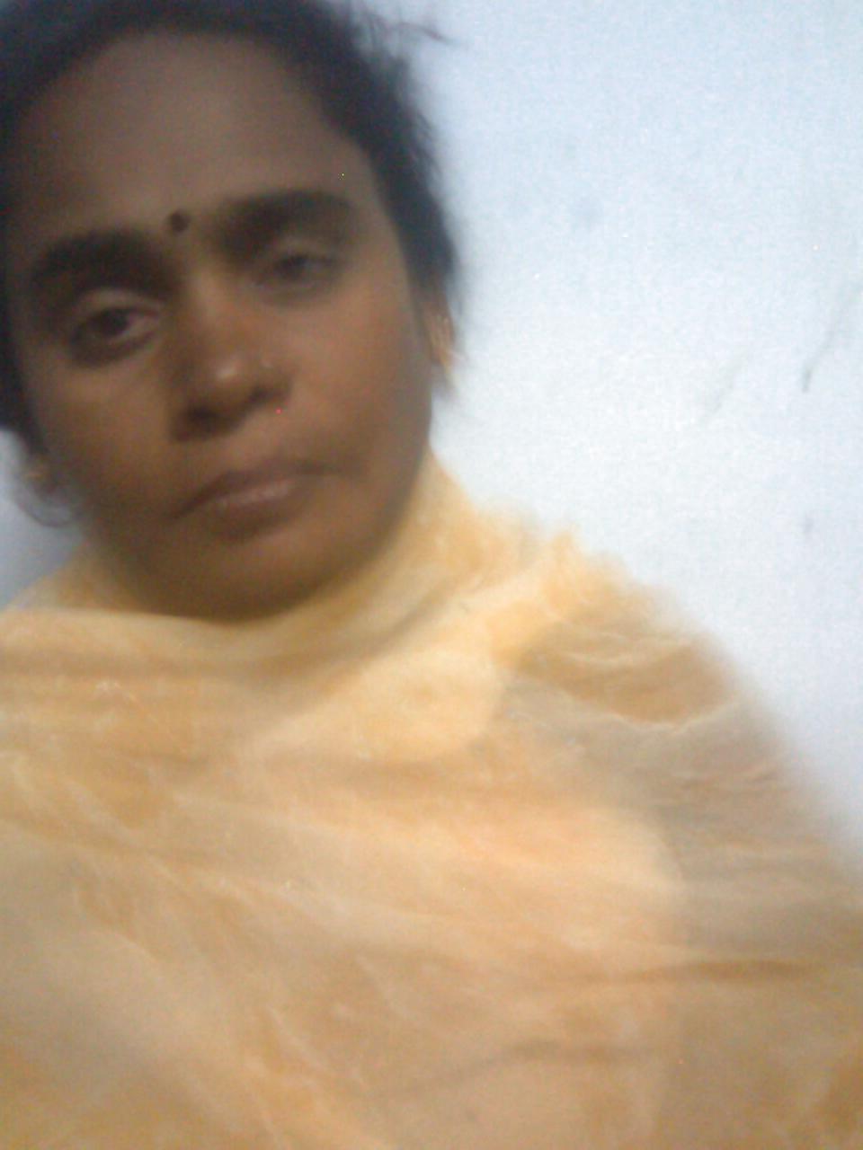 5P Tamil aunty showing boobs