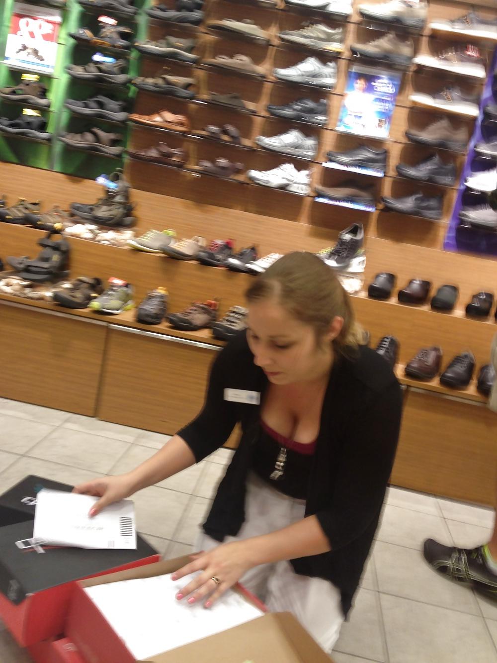 5P Candid Downblouse Cleavage Sell Shoes